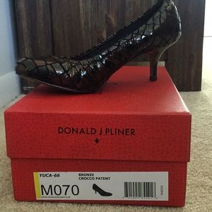 Donald J Pliner Leather croc bronze heels NIB Sz 7